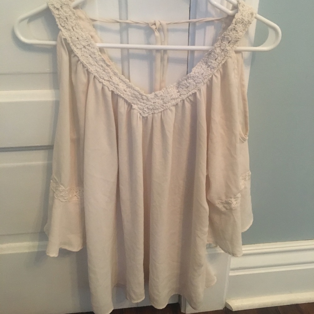 Pretty charming Charlie cream blouse
